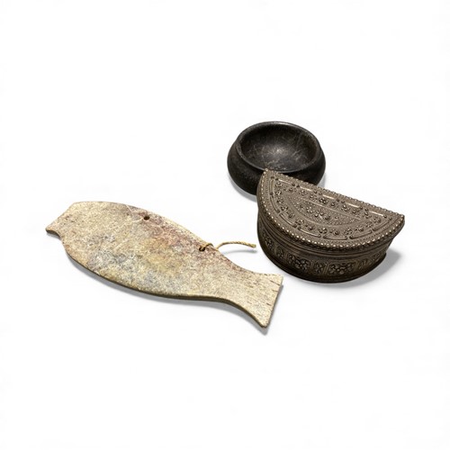 Lot 91 - A small group of Asian artefacts