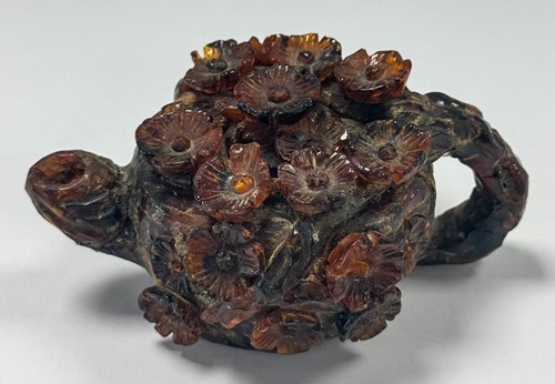 Lot 29 - A Chinese amber miniature wine or teapot, late Qing Dynasty