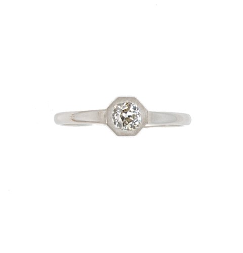 Lot 88 - A single stone diamond ring