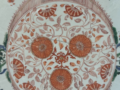 Lot 7 - A Chinese Imari shallow bowl, Kangxi Emperor