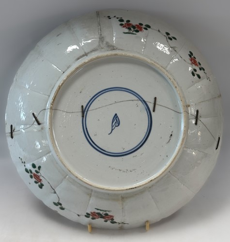 Lot 7 - A Chinese Imari shallow bowl, Kangxi Emperor