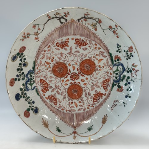 Lot 7 - A Chinese Imari shallow bowl, Kangxi Emperor