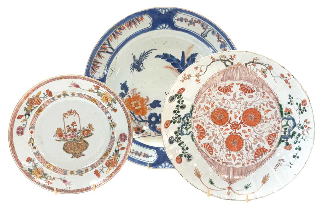 Lot 7 - A Chinese Imari shallow bowl, Kangxi Emperor