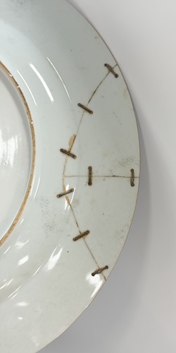 Lot 7 - A Chinese Imari shallow bowl, Kangxi Emperor