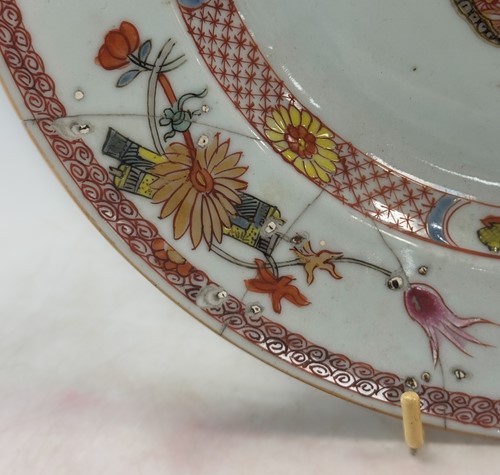 Lot 7 - A Chinese Imari shallow bowl, Kangxi Emperor