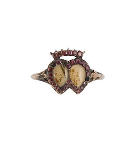 Lot 49 - A Georgian dendritic agate and garnet double heart ring