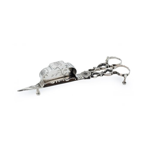 Lot 299 - A George III 18th century silver candle snuffer