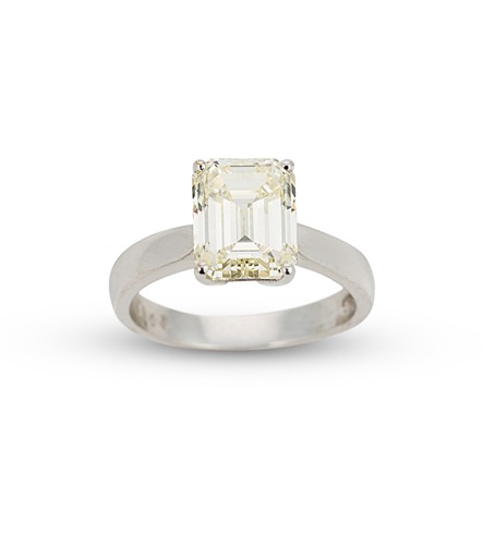 Lot 139 - A single stone diamond ring