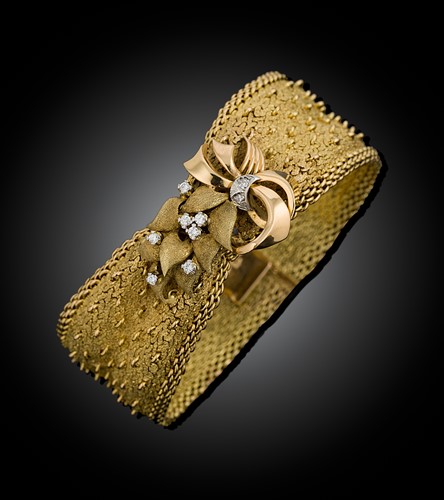 Lot 138 - A diamond set bow bracelet