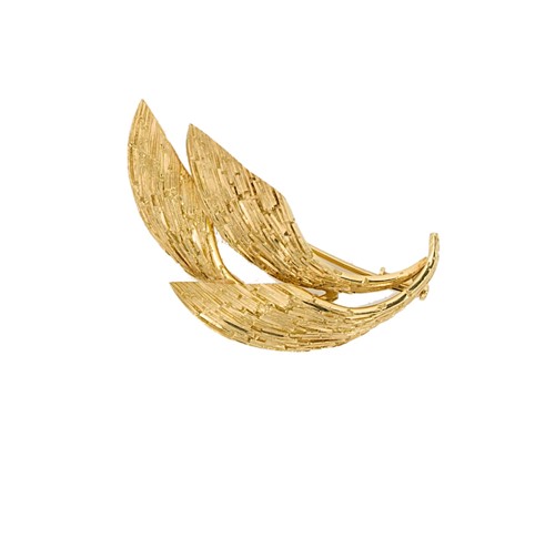 Lot 85 - A late 20th century 18ct gold foliate brooch
