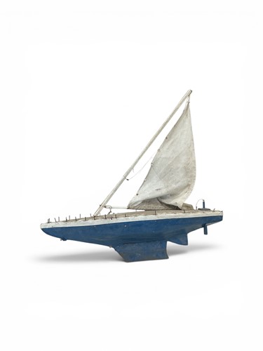 Lot 107 - A pond yacht, scratch built and rather...
