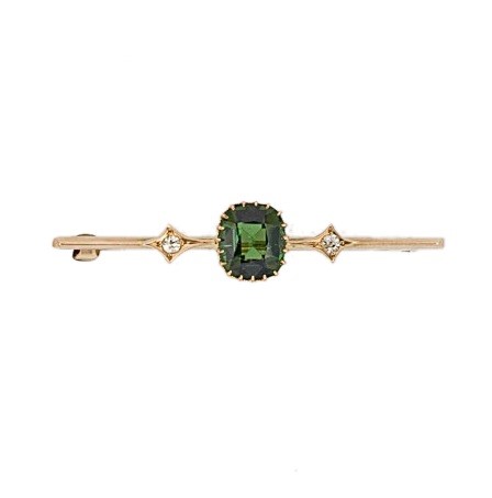 Lot 26 - A green tourmaline and diamond bar brooch