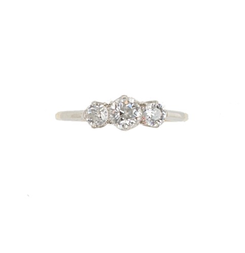 Lot 89 - An early 20th century three stone ring