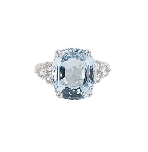 Lot 116 - An aquamarine and diamond ring