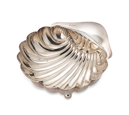 Lot 342 - An Edward VII silver oversized shell bowl