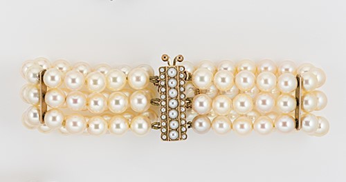 Lot 20 - A late 20th century three row cultured pearl bracelet
