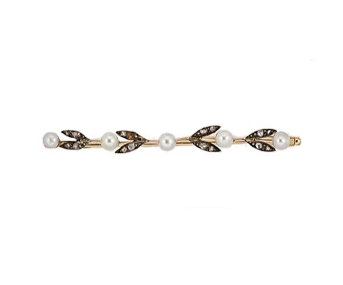 Lot 22 - An early 20th century pearl and diamond bar brooch