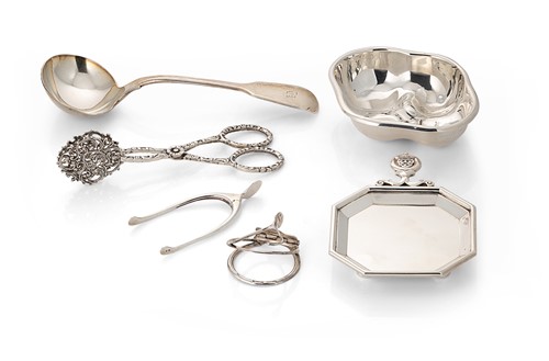 Lot 369 - A collection of small silver items
