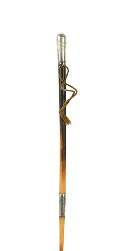 Lot 46 - A rhino horn and silver-mounted riding crop
