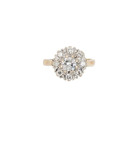 Lot 101 - A late 20th century 18ct gold diamond cluster ring