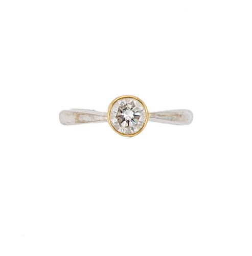 Lot 103 - A modern 18ct gold single stone diamond ring
