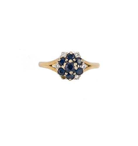 Lot 104 - A sapphire and diamond cluster ring