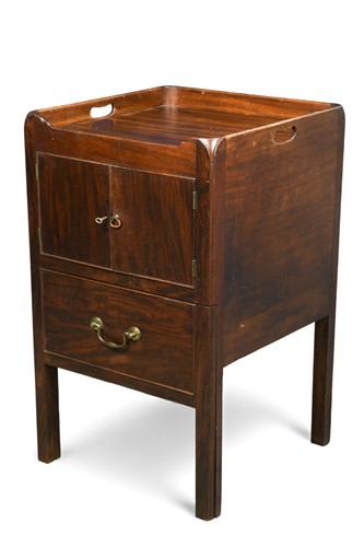 Lot 419 - A George III mahogany tray-top night cupboard