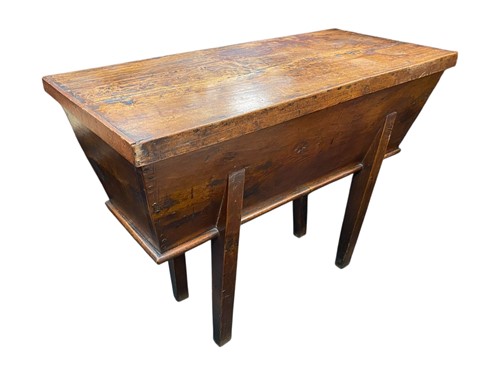 Lot 658 - A Georgian elm dough bin on four tapered legs...