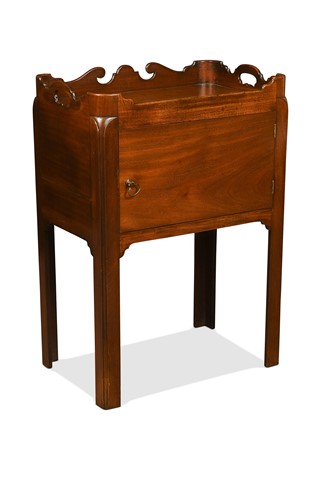 Lot 423 - A George III mahogany bedside commode