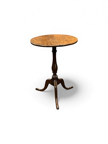 Lot 709 - A small George III oak tripod table 72 x 52cm