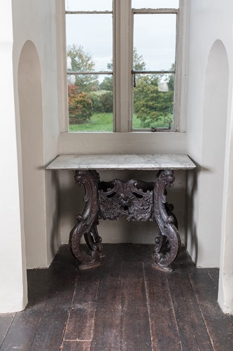 Lot 399 - A Continental carved wood side table, probably Dutch, early 18th century