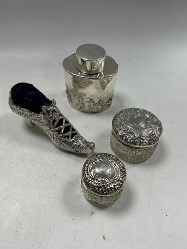 Lot 302 - A group of small silver items