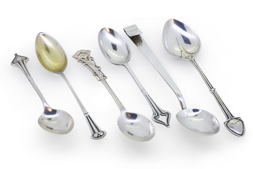Lot 166 - A group of sixteen Art Nouveau silver teaspoons