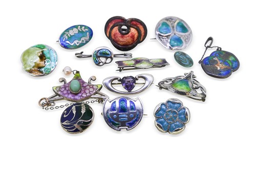 Lot 172 - A good collection of Art Nouveau enamelled jewellery