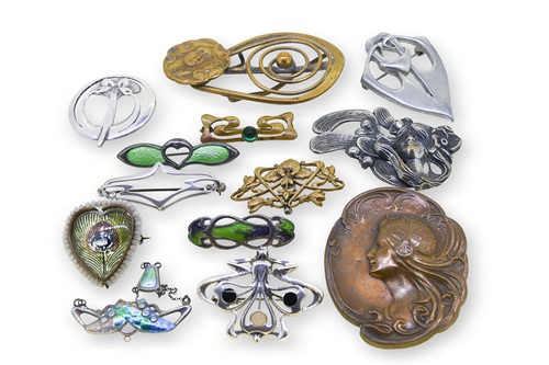 Lot 171 - A good collection of Art Nouveau jewellery