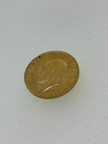 Lot 271 - A George V gold sovereign 1911, 7.9g, good lustre