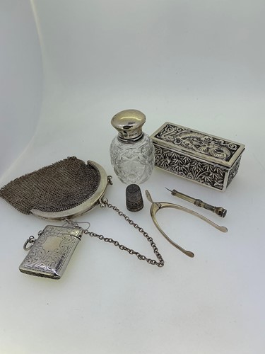 Lot 281 - A group of silver objects, including a mesh...