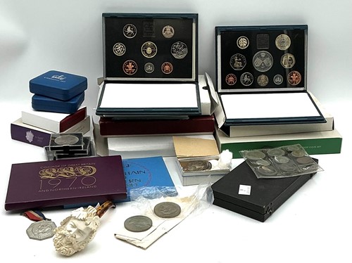 Lot 148 - A collection of commemorative cased coins and...