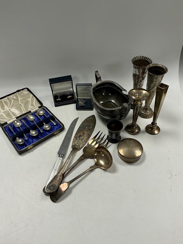 Lot 318 - A quantity of assorted silver items to include...