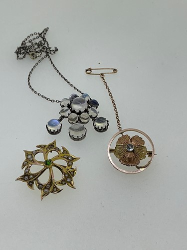 Lot 280 - A stone set floral brooch stamped '15CT'...