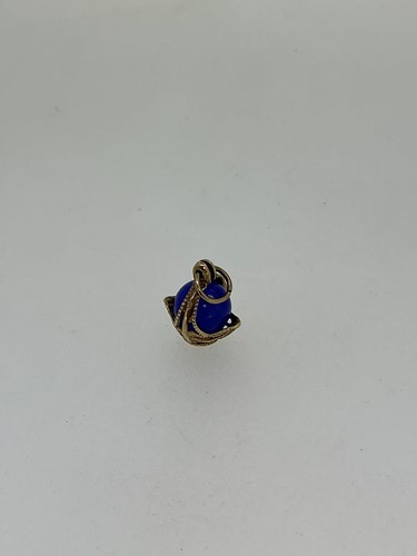 Lot 277 - A hallmarked 9ct gold pendant modelled as a...