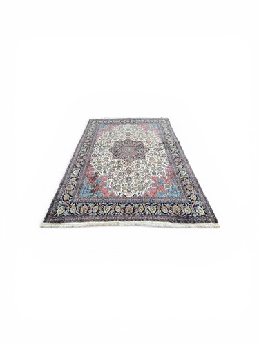 Lot 483 - A 20th century wool Heriz rug in greens and...