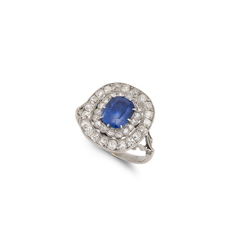 Lot 193 - An early 20th century sapphire and diamond cluster ring