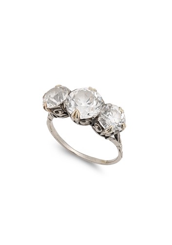 Lot 195 - An early 20th century three stone diamond ring