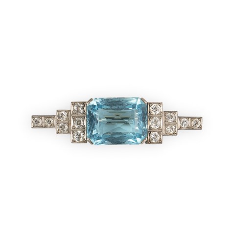Lot 140 - A mid 20th century aquamarine and diamond brooch