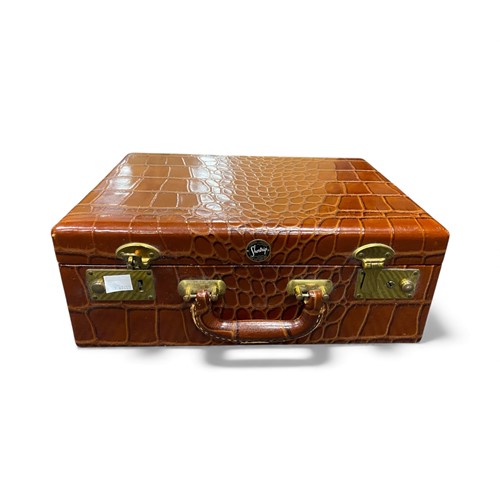 Lot 22 - A leather vanity case by 'Shortrip' and 2...