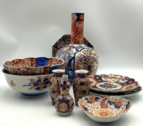 Lot 30 - A collection of Imari porcelain to include...