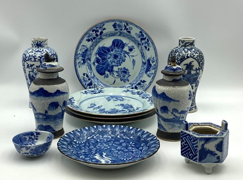 Lot 100 - A collection of 18th century Chinese blue and...