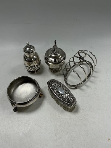 Lot 340 - Assorted English hallmarked silverware to...