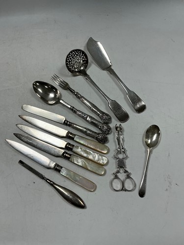 Lot 320 - A group of assorted hallmarked silver to...